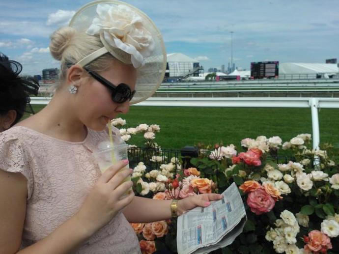 Zástupkyně šéfredaktorky Kristina okusila australskou dostihovou atmosféru na vlastní kůži. A nemohl chybět ani nepostradatelný fascinátor. Ty seženete v Austrálii takřka všude.