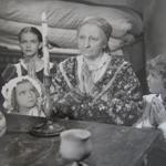 Herečka Jitka Viktorínová (vlevo) jako filmová Adélka v Babičce.