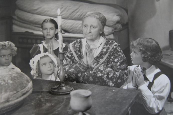 Herečka Jitka Viktorínová (vlevo) jako filmová Adélka v Babičce.