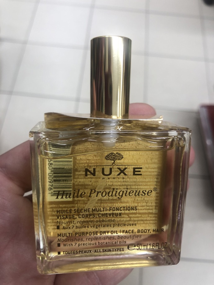 Francouzské ženy si pravidelně mažou celé tělo. Multifunkční olej Nuxe Huile Prodigieuse se dá aplikovat na tvář, tělo, ale i do vlasů. 