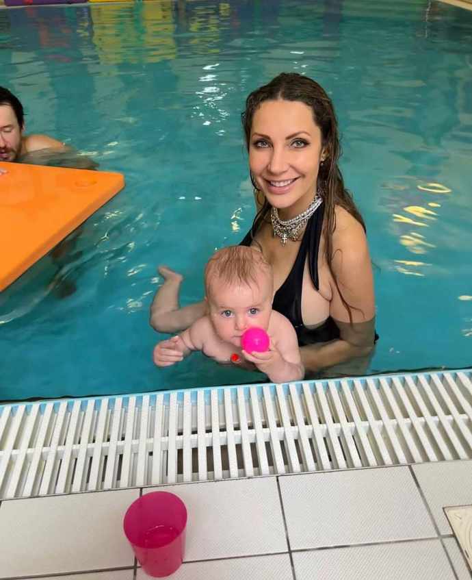 Olga Lounová chodí s dcerou pravidelně na hodiny plavání.