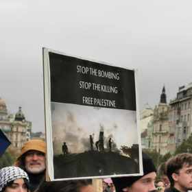 Demonstranti volali po zastavení bombardování Pásma Gazy.