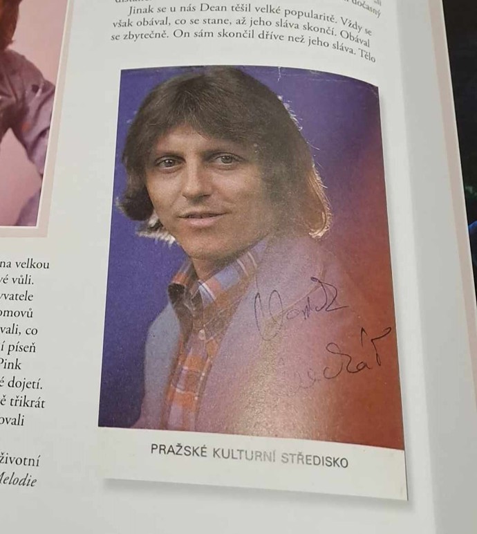 Václav Neckář na podpisové kartě Pražského kulturního střediska.