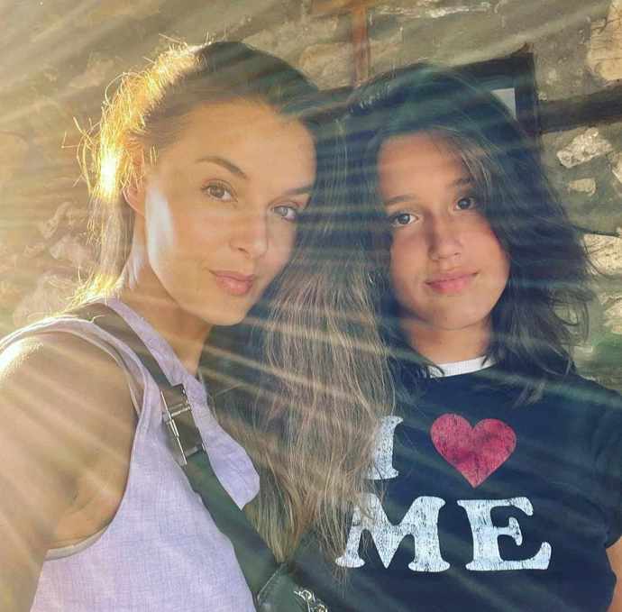 Iva Kubelková s mladší dcerou Karolínou.