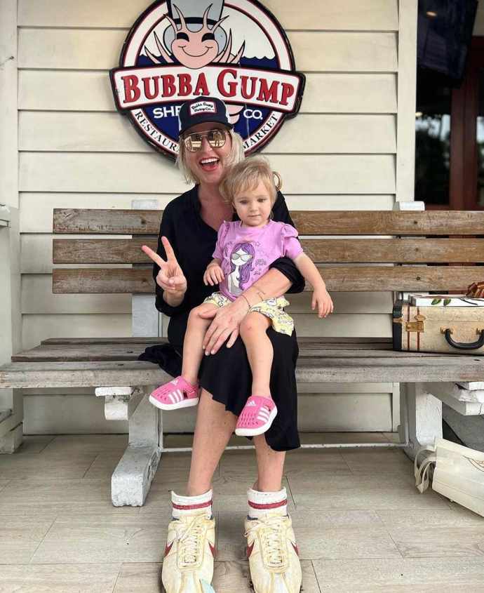 Zpěvačka říká, že v dětství ji čerti natolik vyděsili, že spala s nožem pod polštářem. 