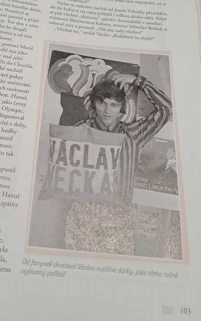 Václav Neckář pózuje s polštářem, který pro něj vyšívala jedna z fanynek.