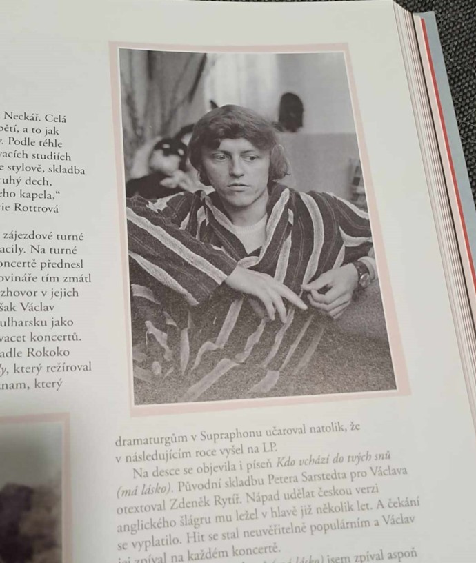 Jak Václav Neckář vzpomíná, jeho první gáže v divadle Rokoko činila pouhých 900 korun.