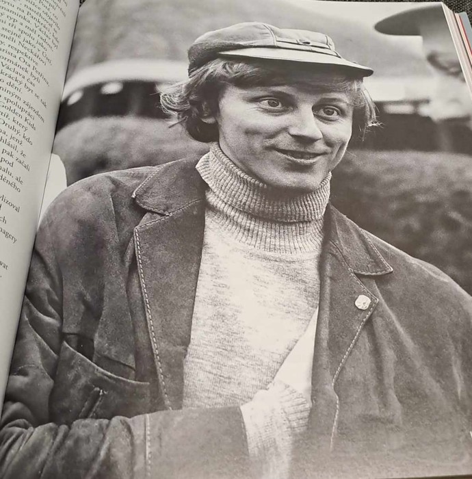 Ke svým kulatým narozeninám zpěvák vydává novou knihu Šíleně veselý princ plnou svých historek a fotografií.
