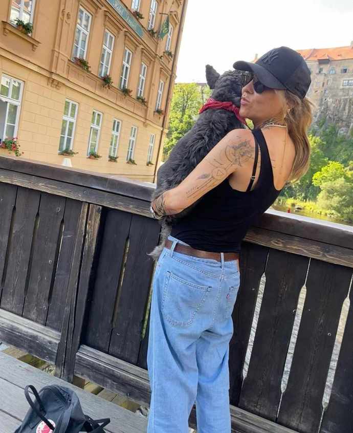 Kaira se u svých tetování nebojí ani barviček.