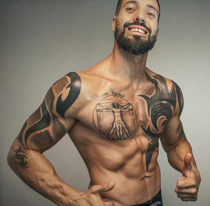 Václav Noid Bárta nechal své kérky na ramenou nedávno kompletně zrekonstruovat.