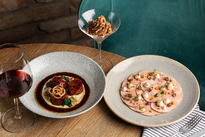 Festivalové menu v restauraci Amano se selečí porchettou, bramborovým pyré a fritovanou šalotkou. 