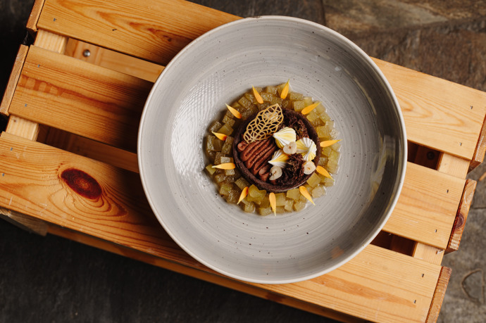 Na závěr datlový dortík s omáčkou ze slaného karamelu, višněmi a vanilkovou zmrzlinou.