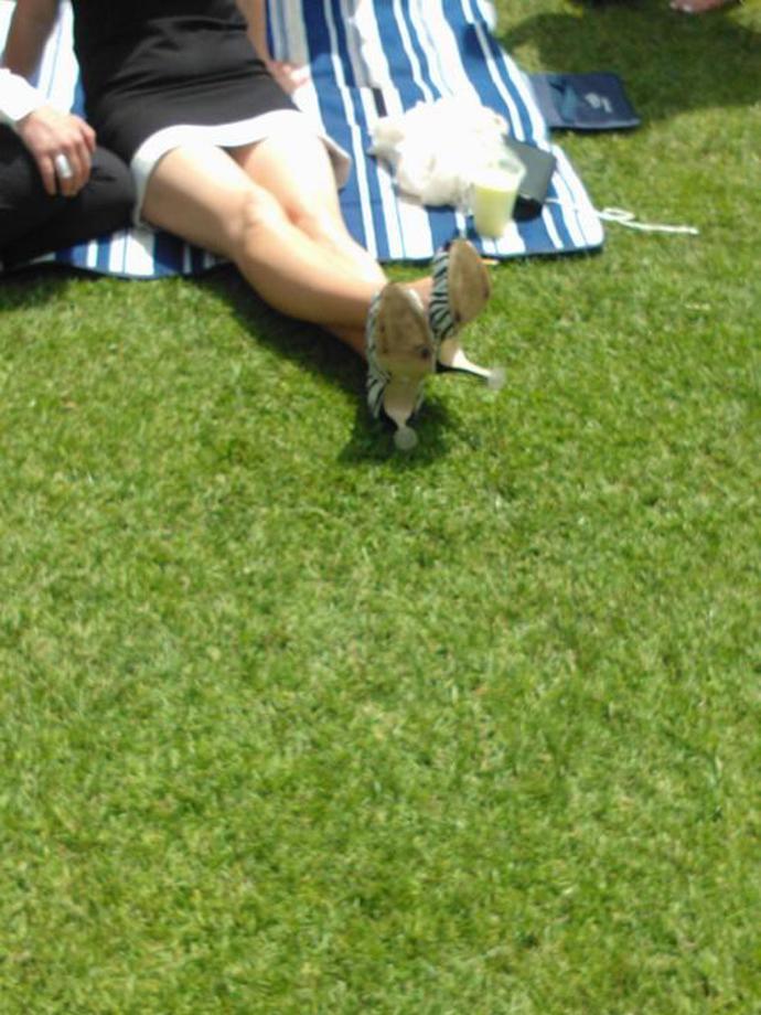 Většina dam opatřuje podpatky kulatými násadami, které umožňují lepší pohyb po trávě.