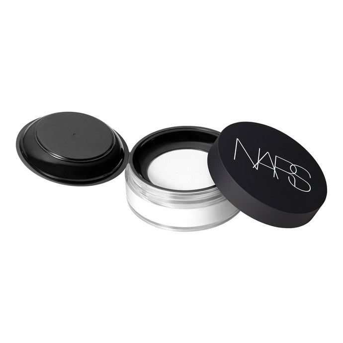 Fixační pudr Light Reflecting Setting Powder od Nars, 1 140 Kč.