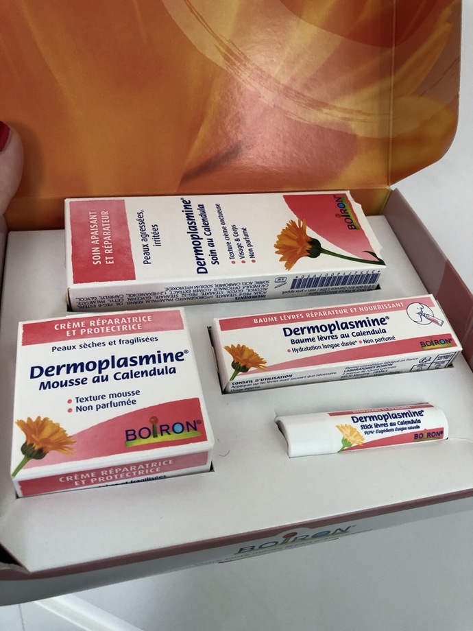 Vyzkoušely jsme sadu Dermoplasmine od značky Boiron. Květ měsíčku je vhodný na zklidnění podrážděné pokožky (např. třením, sluncem,  po holení či peelingu).