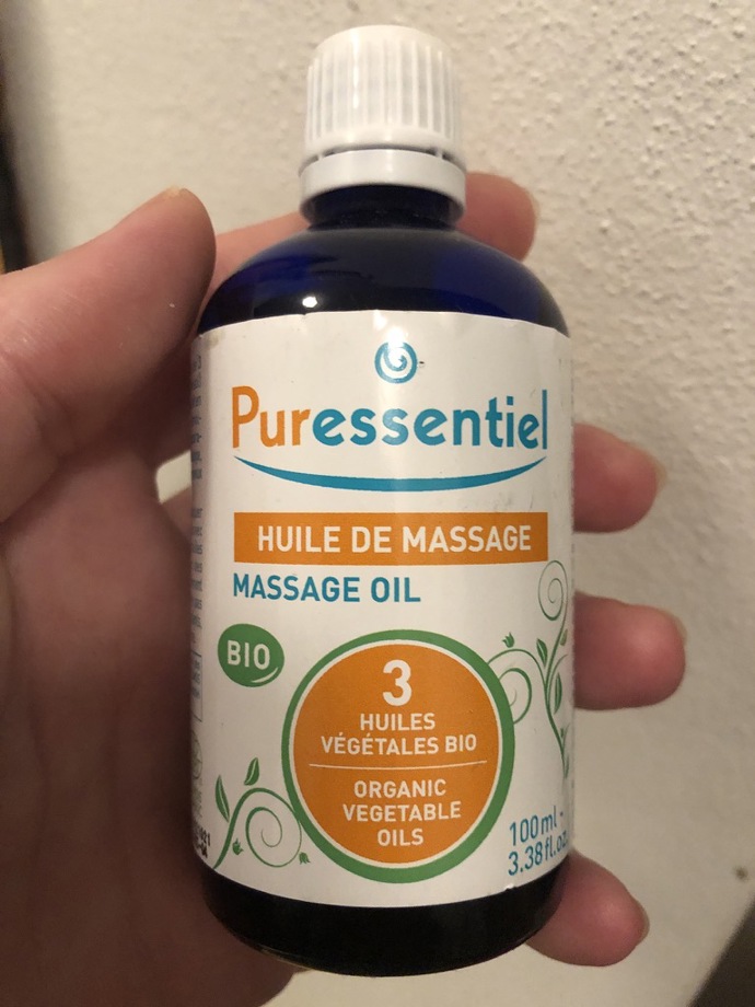 Masážní olej Huile de massage to jsou tři rostlinné oleje, bohaté na přírodní antioxidanty a mastné kyseliny. Hedvábný efekt zajistí pleti, tělu i vlasům. 