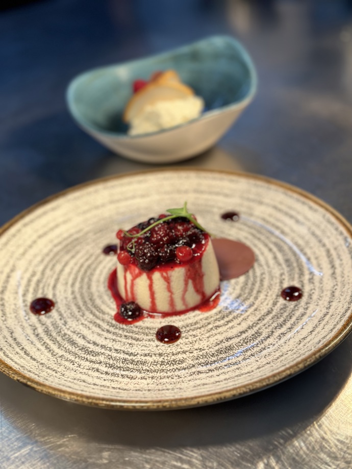 Festivalové menu restaurace Rango uzavírá panna cotta a coulis z lesního ovoce. 