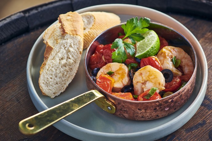 Krevety na česneku s cherry rajčaty a olivami jsou předkrmem v restauraci La Bodeguita del Medio. 