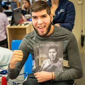 Muž dosahuje pomalých pokroků.