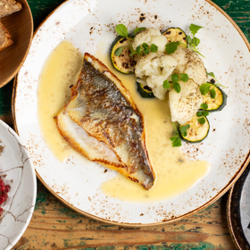 Druhá varianta festivalového menu La Bottega Bistroteka obsahuje maso. Hovězí tatarák s černým lanýžem a filet z pražmy.