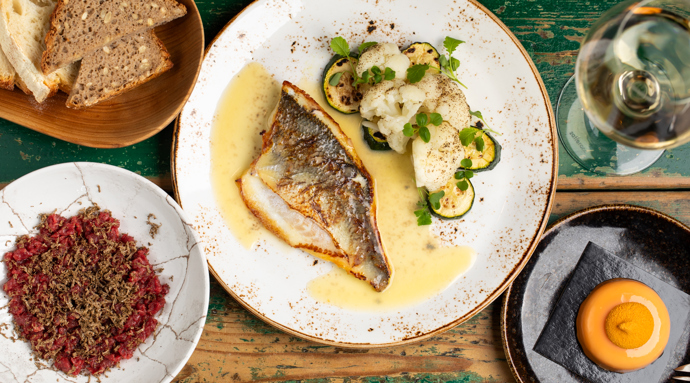 Druhá varianta festivalového menu La Bottega Bistroteka obsahuje maso. Hovězí tatarák s černým lanýžem a filet z pražmy.