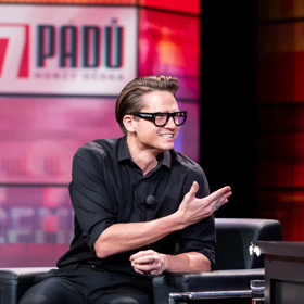 Ona se mu občas vysmívá za jeho velké ego.