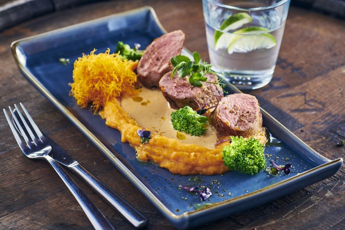 Menu pokračuje hlavním chodem - vepřovou panenkou s batátovým pyré a pikantní kokosovou omáčkou.  