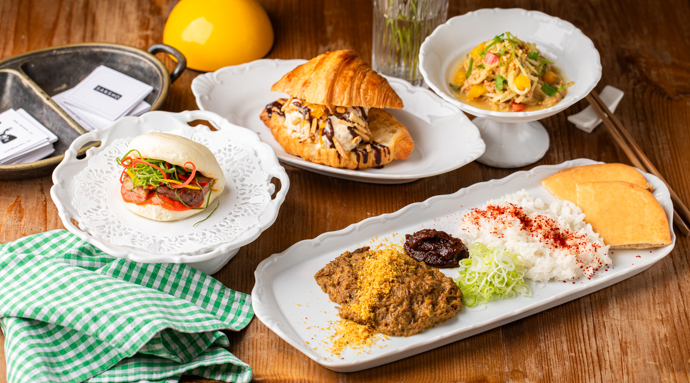 V restauraci Sansho můžete ochutnat přeštickou krkovičku, rendang z daňka s kokosovou rýží a papájovým salátem, croissant s mandlovou zmrzlinou a rumovou čokoládou.