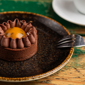 Nechybí sladká tečka, která je přímo mistrovským dílem - čokoládová tartaletka s mangem.