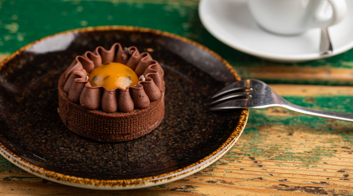 Nechybí sladká tečka, která je přímo mistrovským dílem - čokoládová tartaletka s mangem.