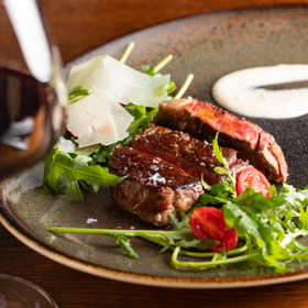 Hlavním chodem je entrecote steak s rukolovým salátem a parmazánovou omáčkou.