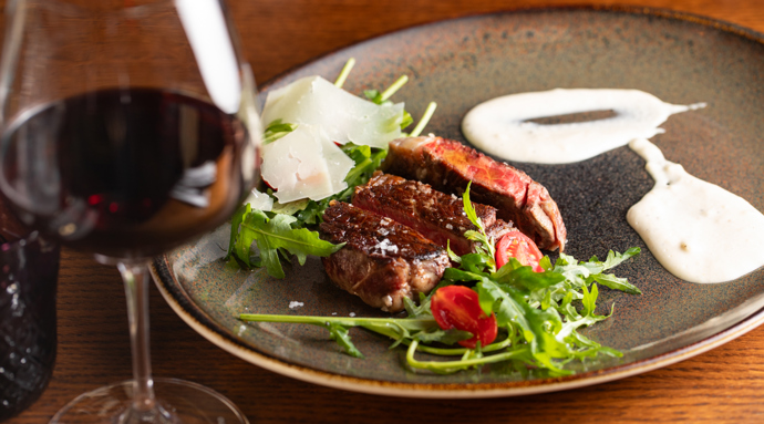 Hlavním chodem je entrecote steak s rukolovým salátem a parmazánovou omáčkou.