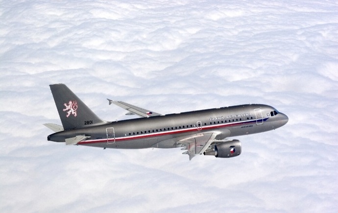 Vojenský letoun s obří kapacitou se podle armády sice hned po vysazení delegace vrátil zpět do Česka.