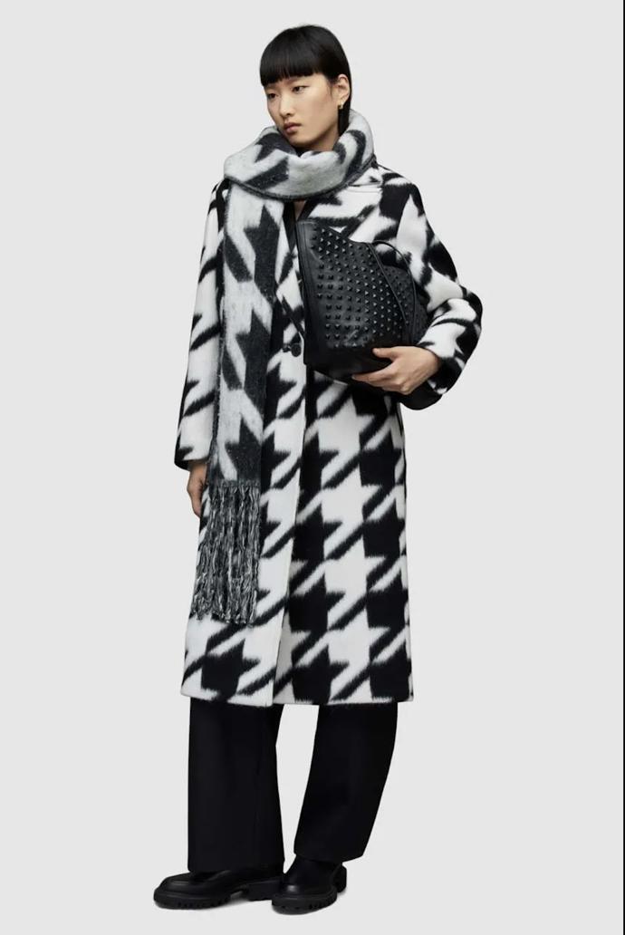 Megalomanské rozměry, ty kohoutí stopě podzimu  2023 velmi sluší. (AllSaints, 10 990 Kč)