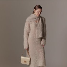 Tón v tónu, aktuální trend podzimních pletenin. (Šál, Anamé, 2 990 Kč)