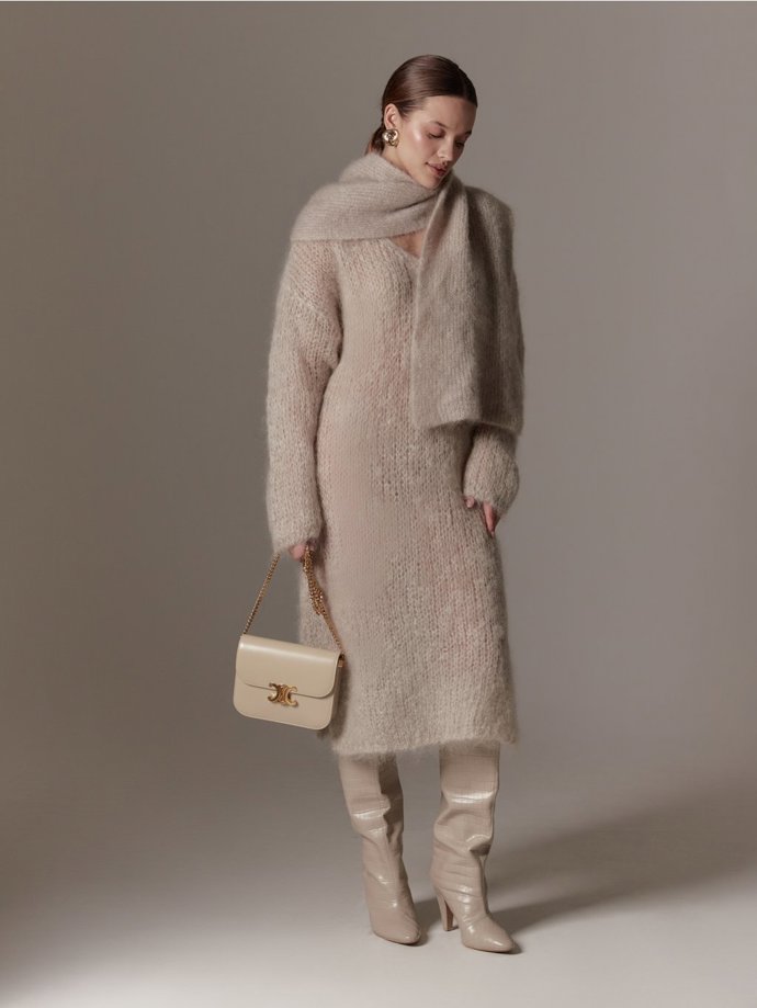 Tón v tónu, aktuální trend podzimních pletenin. (Šál, Anamé, 2 990 Kč)