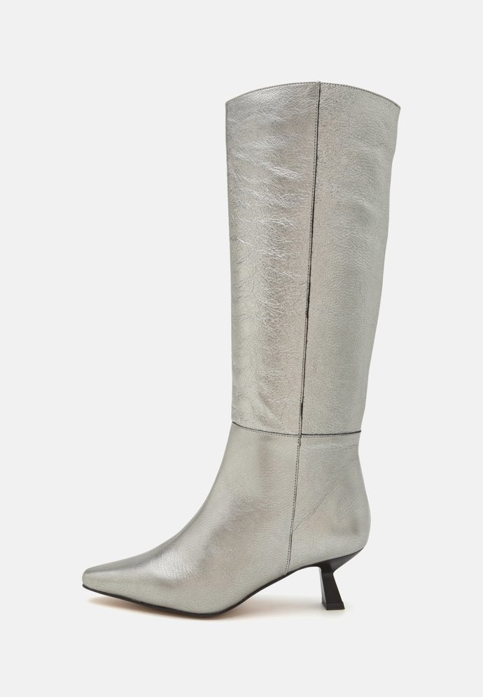 Metalické kozačky s extravagantním podpatkem, Ángel Alarcón, 4 790 Kč