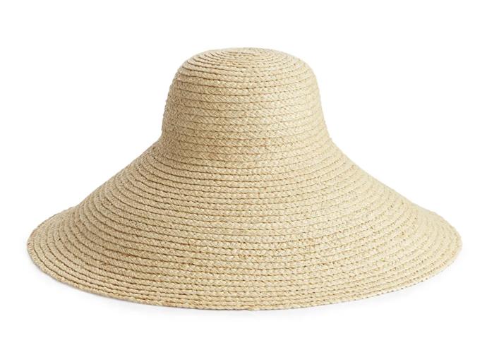 Slamákům všeho druhu vstup povolen. Širák nepřehlédnutelných rozměrů bude skvěle slušet třeba k rozevlátým šatům. Arket, 1 290 Kč