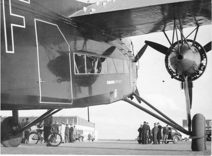 Poté se na obloze objevil F-IXD od společnosti Fokker. Snímek z roku 1937 vznikl u hangáru v Ruzyni.