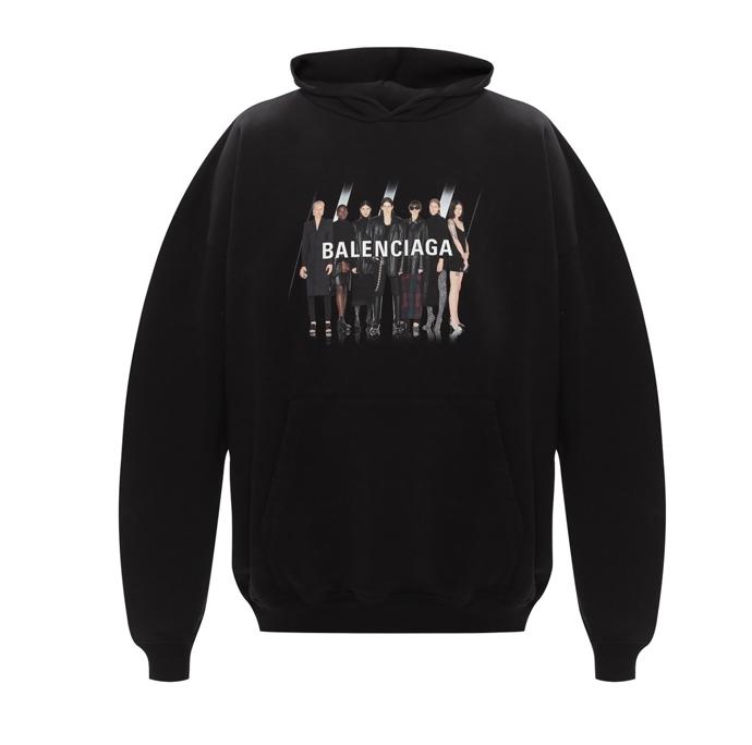 Oblečení, které hýbe hip hopovým světem už několik dekád, mikina s kapucí. V luxusním podání ji nabízí španělská značka Balenciaga. (13 900 Kč)