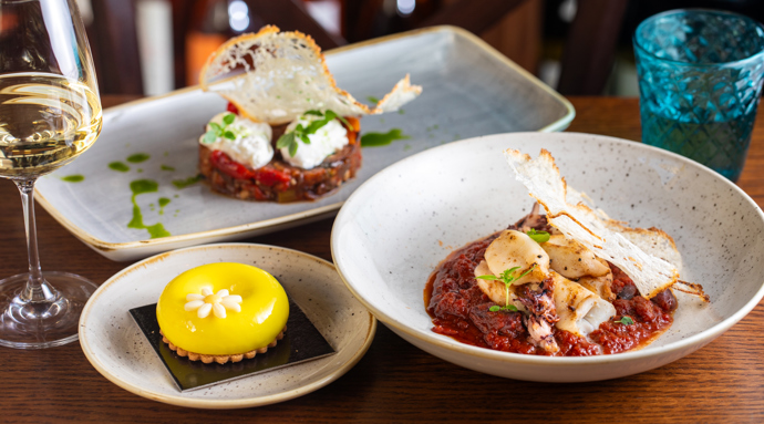 Alernativní menu di Finestry: sicilská caponata s burratou, kalamáry s omáčkou pizzaiola a chlebový chips, citronová tartaletka. 