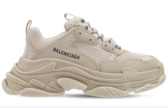 Ikonický model Triple S v decentním barevném provedení. (21 390 Kč)