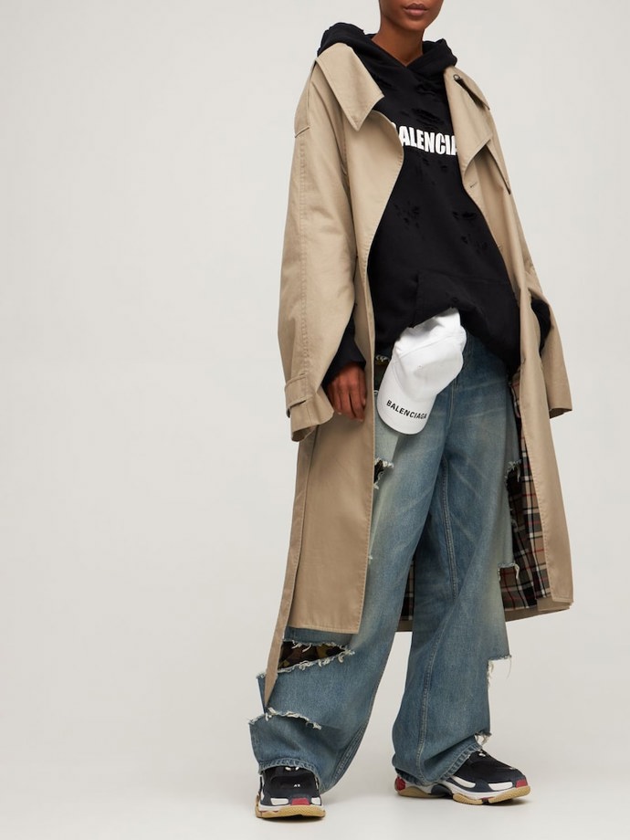 Kompletní trendy look v podání excentrické španělské módní legendy.