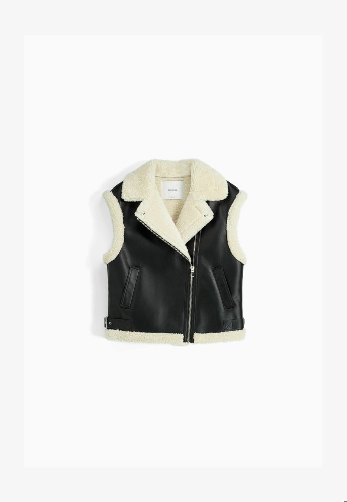Černobílá vesta, Bershka, 1 199 Kč.