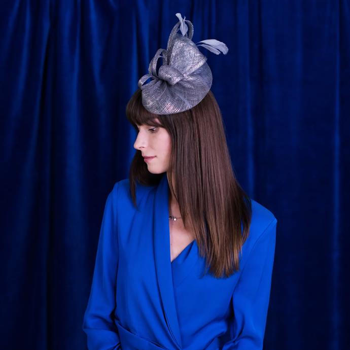 Samostatnou kapitolu pokrývek hlavy tvoří drobné ozdoby ve formě čelenky či kloboučku zvané fascinátory.