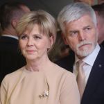 Brož s motivem květu kaštanu Eva Pavlová poprvé vynesla v průběhu vyhlášení volebních výsledků jejího manžela v lednu tohoto roku.