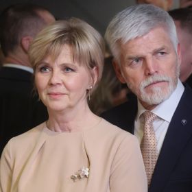 Brož s motivem květu kaštanu Eva Pavlová poprvé vynesla v průběhu vyhlášení volebních výsledků jejího manžela v lednu tohoto roku.