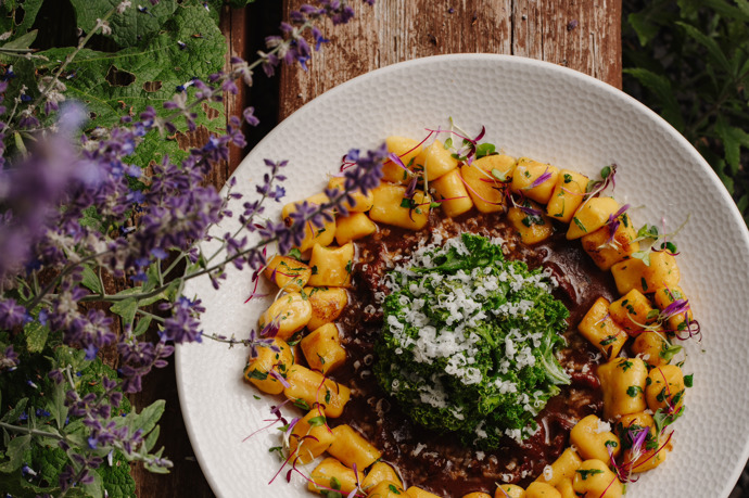 Hlavním chodem jsou dýňové noky, omáčka z lesních hub, farmářský sýr z Držovic a kadeřávek. 