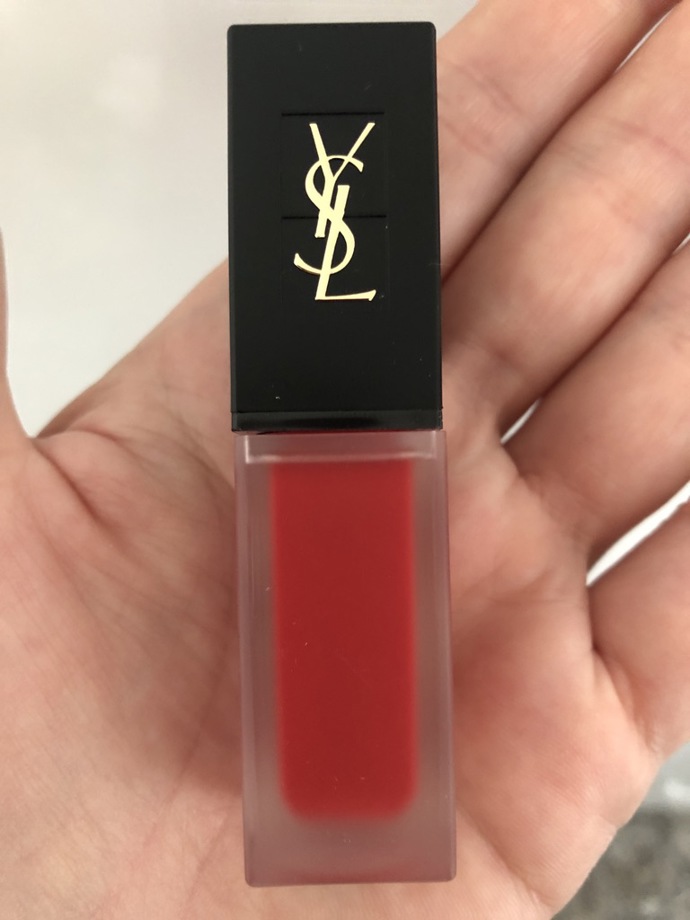 Milují rtěnky. Mezi ikonické kousky patří ty od značky YSL. My jsme si pořídily typ Tatouage Couture, která je neslíbatelná.