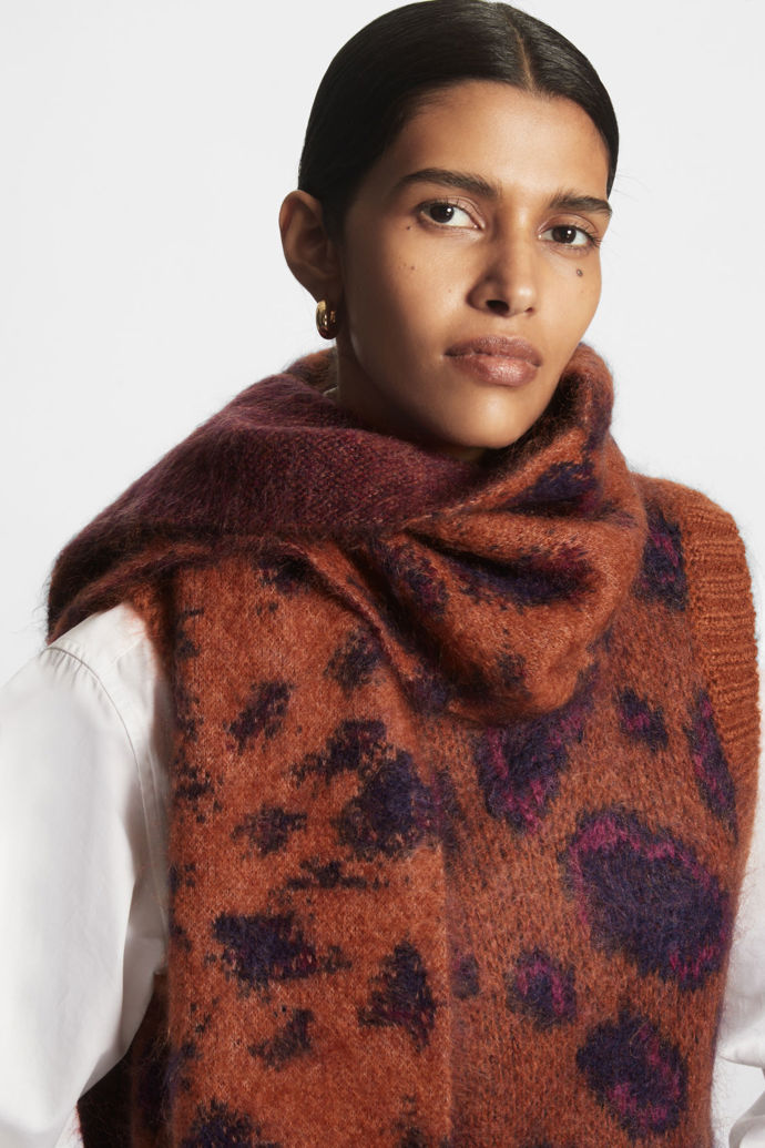 Šála z totožného materiálu jako pulovr, Ideální způsob, jak podpořit vrstvení podzimních úpletů. (COS)